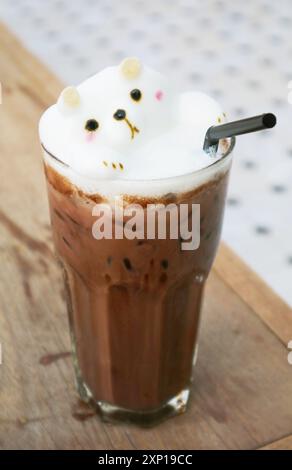 Ein Glas Eiskaffee mit köstlichem süßen Eisbär 3D Latte Art Stockfoto
