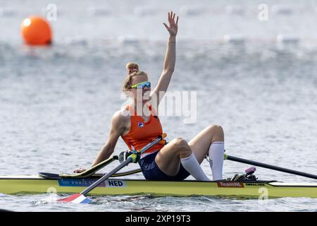 VAIRES-SUR-MARNE - Rower Karolien Florijn jubelt nach dem Gewinn der Goldmedaille im W1x-Finale des Olympischen Ruderturniers während der Olympischen Spiele in der französischen Hauptstadt. ANP IRIS VAN DEN BROEK Stockfoto