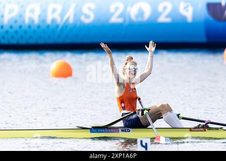 VAIRES-SUR-MARNE - Rower Karolien Florijn jubelt nach dem Gewinn der Goldmedaille im W1x-Finale des Olympischen Ruderturniers während der Olympischen Spiele in der französischen Hauptstadt. ANP IRIS VAN DEN BROEK Stockfoto