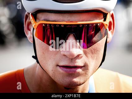 PARIS: Der Radfahrer Mathieu van der Poel spricht vor dem Eiffelturm vor dem Straßenradrennen bei den Olympischen Spielen vor der Presse. ANP REMKO DE WAAL Stockfoto