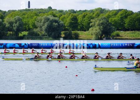 Heidi Long, Rowan McKellar, Holly Dunford, Emily Ford, Lauren Irwin, Eve Stewart, Harriet Taylor, Annie Campbell-Orde und Cox Henry Fieldman (Mitte) gewinnen am achten Tag der Olympischen Spiele 2024 in Paris Bronze im Finale der Frauen. Bilddatum: Samstag, 3. August 2024. Stockfoto