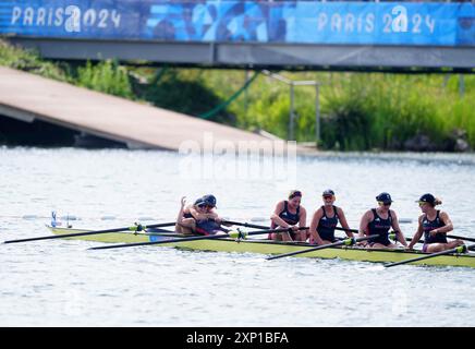 Heidi Long, Rowan McKellar, Holly Dunford, Emily Ford, Lauren Irwin, Eve Stewart, Harriet Taylor, Annie Campbell-Orde und Cox Henry Fieldman feiern am achten Tag der Olympischen Spiele 2024 in Frankreich Bronze im Finale der Frauen. Bilddatum: Samstag, 3. August 2024. Stockfoto