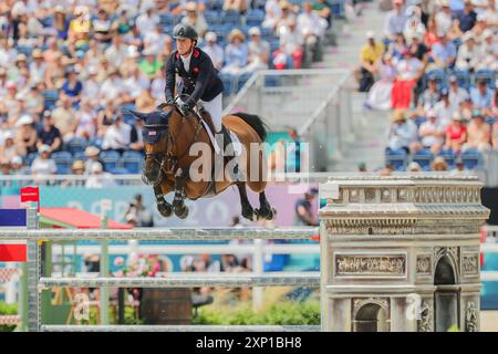 Versailles, Frankreich. August 2024. Olympia, Paris 2024, Reitsport, Springen, Team, im Finale fährt der britische Fahrer Ben Maher durch Dallas Vegas Batilly. Quelle: Rolf Vennenbernd/dpa/Alamy Live News Stockfoto