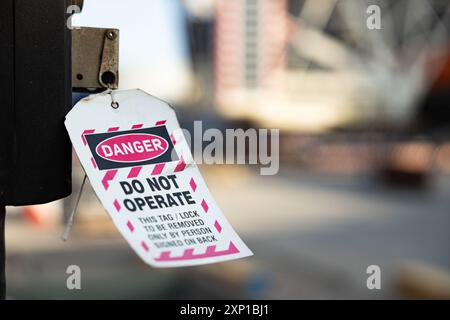 Gefahrenetikett am Arbeitsplatz Beschilderung erlauben Betrieb Starten oder betreiben Sie den Industriebereich dieser Anlage auf der Baustelle, Katar Stockfoto