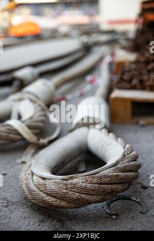 Stahlseil in robuster Ausführung auf der Baustelle. Hebegeschirr für Drahtseile Stockfoto