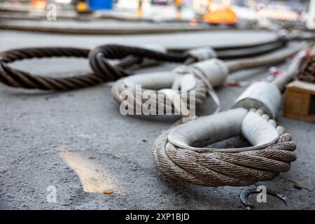 Stahlseil in robuster Ausführung auf der Baustelle. Hebegeschirr für Drahtseile Kranhebezüge werden beim Heben schwerer Geräte verwendet. Stockfoto