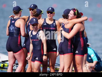 Heidi Long, Rowan McKellar, Holly Dunford, Emily Ford, Lauren Irwin, Eve Stewart, Harriet Taylor, Annie Campbell-Orde und Cox Henry Fieldman feiern am achten Tag der Olympischen Spiele 2024 in Frankreich Bronze im Finale der Frauen. Bilddatum: Samstag, 3. August 2024. Stockfoto