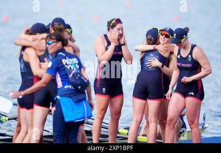 Heidi Long, Rowan McKellar, Holly Dunford, Emily Ford, Lauren Irwin, Eve Stewart, Harriet Taylor, Annie Campbell-Orde und Cox Henry Fieldman feiern am achten Tag der Olympischen Spiele 2024 in Frankreich Bronze im Finale der Frauen. Bilddatum: Samstag, 3. August 2024. Stockfoto