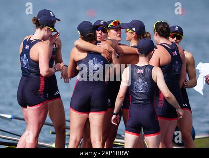 Heidi Long, Rowan McKellar, Holly Dunford, Emily Ford, Lauren Irwin, Eve Stewart, Harriet Taylor, Annie Campbell-Orde und Cox Henry Fieldman feiern am achten Tag der Olympischen Spiele 2024 in Frankreich Bronze im Finale der Frauen. Bilddatum: Samstag, 3. August 2024. Stockfoto