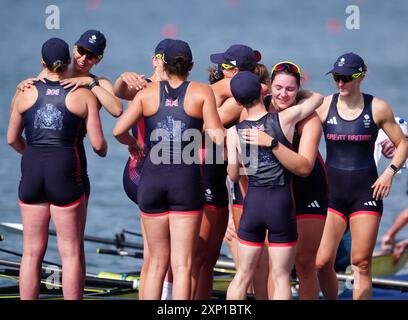 Heidi Long, Rowan McKellar, Holly Dunford, Emily Ford, Lauren Irwin, Eve Stewart, Harriet Taylor, Annie Campbell-Orde und Cox Henry Fieldman feiern am achten Tag der Olympischen Spiele 2024 in Frankreich Bronze im Finale der Frauen. Bilddatum: Samstag, 3. August 2024. Stockfoto