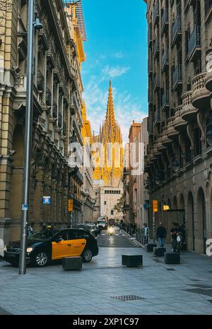 Eine Stadtstraße mit einem gelben Taxi und einem hohen Gebäude im Hintergrund. Die Szene ist lebhaft und geschäftig mit Menschen, die zu Fuß gehen und Autos fahren Stockfoto