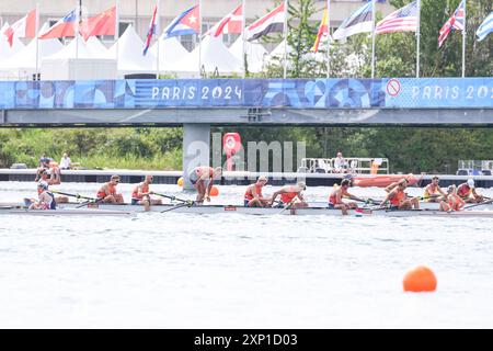 PARIS, FRANKREICH - 3. AUGUST: Ralf Rienks (Niederlande), Olav Molenaar (Niederlande), Sander de Graaf (Niederlande), Ruben Knab (Niederlande), Gertjan van Doorn (Niederlande), Jacob van de Kerkhof (Niederlande), Jan van der bij (Niederlande), Mick Makker aus den Niederlanden, Dieuwke Fetter aus den Niederlanden Sieger der Goldmedaille nach Teilnahme am 8. Rudertag 2024 im Nautikstadion Vaires-Sur-Marne am 3. August 2024 in Paris. (Foto: Joris Verwijst/BSR Agency) Stockfoto