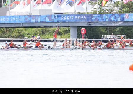 PARIS, FRANKREICH - 3. AUGUST: Ralf Rienks (Niederlande), Olav Molenaar (Niederlande), Sander de Graaf (Niederlande), Ruben Knab (Niederlande), Gertjan van Doorn (Niederlande), Jacob van de Kerkhof (Niederlande), Jan van der bij (Niederlande), Mick Makker aus den Niederlanden, Dieuwke Fetter aus den Niederlanden Sieger der Goldmedaille nach Teilnahme am 8. Rudertag 2024 im Nautikstadion Vaires-Sur-Marne am 3. August 2024 in Paris. (Foto: Joris Verwijst/BSR Agency) Stockfoto