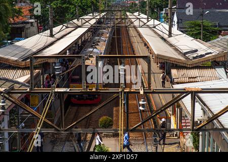 KRL Jakarta Pendlerzug im Bahnhof Stockfoto