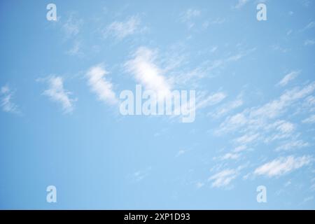 Schöne Wolken am blauen Himmel Stockfoto