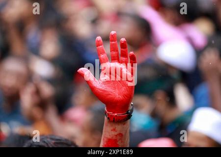 Bangladeschische Studenten, Lehrer, Eltern, Künstler, Vertreter der Zivilgesellschaft und Führer verschiedener Studentenorganisationen nehmen am 2. August 2024 in Dhaka, Bangladesch, an einer Massendemonstration Teil. Tausende von Menschen nahmen an einer landesweiten Gebet- und Studentenprozession Teil, um gegen das "Massaker und Massenverhaftungen" nach den jüngsten Protesten der Quotenreformbewegung zu protestieren, die Reformen des staatlichen Arbeitsplatzquotensystems fordert. Die Behörden in Bangladesch haben eine schrittweise Lockerung der am 20. Juli verhängten Ausgangssperre angekündigt, nachdem in Dhaka und anderen Regionen nach Massenprotesten im letzten Jahr Gewalt ausgebrochen war Stockfoto