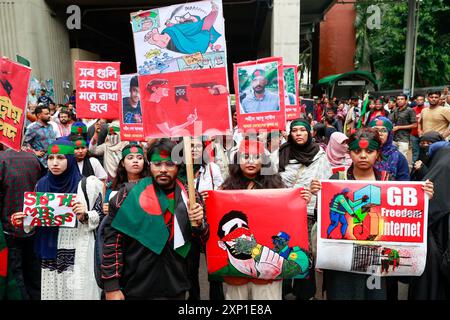 Bangladeschische Studenten, Lehrer, Eltern, Künstler, Vertreter der Zivilgesellschaft und Führer verschiedener Studentenorganisationen nehmen am 2. August 2024 in Dhaka, Bangladesch, an einer Massendemonstration Teil. Tausende von Menschen nahmen an einer landesweiten Gebet- und Studentenprozession Teil, um gegen das "Massaker und Massenverhaftungen" nach den jüngsten Protesten der Quotenreformbewegung zu protestieren, die Reformen des staatlichen Arbeitsplatzquotensystems fordert. Die Behörden in Bangladesch haben eine schrittweise Lockerung der am 20. Juli verhängten Ausgangssperre angekündigt, nachdem in Dhaka und anderen Regionen nach Massenprotesten im letzten Jahr Gewalt ausgebrochen war Stockfoto