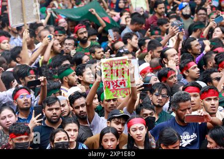 Bangladeschische Studenten, Lehrer, Eltern, Künstler, Vertreter der Zivilgesellschaft und Führer verschiedener Studentenorganisationen nehmen am 2. August 2024 in Dhaka, Bangladesch, an einer Massendemonstration Teil. Tausende von Menschen nahmen an einer landesweiten Gebet- und Studentenprozession Teil, um gegen das "Massaker und Massenverhaftungen" nach den jüngsten Protesten der Quotenreformbewegung zu protestieren, die Reformen des staatlichen Arbeitsplatzquotensystems fordert. Die Behörden in Bangladesch haben eine schrittweise Lockerung der am 20. Juli verhängten Ausgangssperre angekündigt, nachdem in Dhaka und anderen Regionen nach Massenprotesten im letzten Jahr Gewalt ausgebrochen war Stockfoto