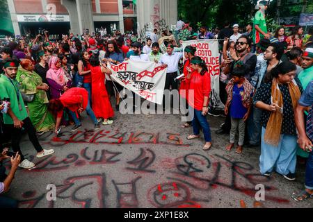 Bangladeschische Studenten, Lehrer, Eltern, Künstler, Vertreter der Zivilgesellschaft und Führer verschiedener Studentenorganisationen nehmen am 2. August 2024 in Dhaka, Bangladesch, an einer Massendemonstration Teil. Tausende von Menschen nahmen an einer landesweiten Gebet- und Studentenprozession Teil, um gegen das "Massaker und Massenverhaftungen" nach den jüngsten Protesten der Quotenreformbewegung zu protestieren, die Reformen des staatlichen Arbeitsplatzquotensystems fordert. Die Behörden in Bangladesch haben eine schrittweise Lockerung der am 20. Juli verhängten Ausgangssperre angekündigt, nachdem in Dhaka und anderen Regionen nach Massenprotesten im letzten Jahr Gewalt ausgebrochen war Stockfoto