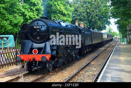 Eisenbahn BR Standard Class 9F 2-10-0 Dampflokomotive „Black Prince“ am Bahnhof. Stockfoto