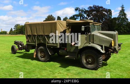 Der klassische 1944er Morris-kommerzielle Truck schleppt ein Feldgewehr aus dem Zweiten Weltkrieg Stockfoto