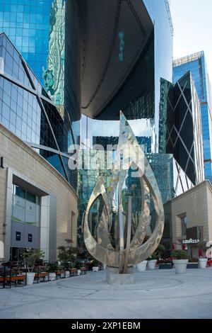 Blick auf Straßenebene auf die abstrakte Skulptur der Gate Mall in der Westbucht Doha. Stockfoto