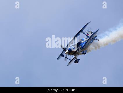 Pitts S-2 Spezial-Doppeldecker-Stunt-Flugzeug im Flug. Stockfoto