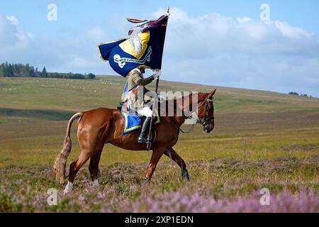 Lauder, Großbritannien. August 2024. Lauder Common Ridings ist einer der ursprünglichen Border Common Ridings, mit Anspielungen auf das Festival aus den 1600er Jahren, das Mitte der 1800er Jahre eingestellt wurde, bevor es 1911 wieder eingeführt wurde und jedes Jahr im Lauderdale-Kalender Platz einnahm. Ryan Murray Lauder Cornet Und Standardträger 2024 Jake Mirley (Cornet 2023) Rechtshänder Elliot Balson (Cornet 2022) Linkshänder ? (Quelle: Rob Gray/Alamy Live News Stockfoto