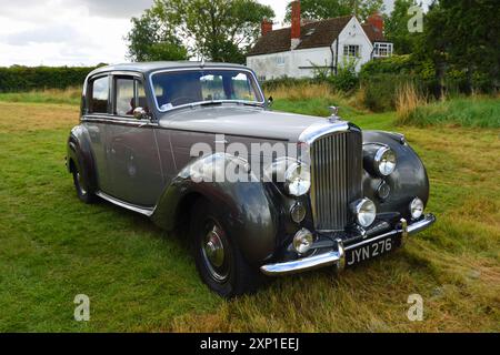 Vintage 1948 Bentley MK VI Limousine auf Gras geparkt. Stockfoto