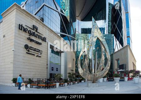 Blick auf Straßenebene auf die abstrakte Skulptur der Gate Mall in der Westbucht Doha. Stockfoto