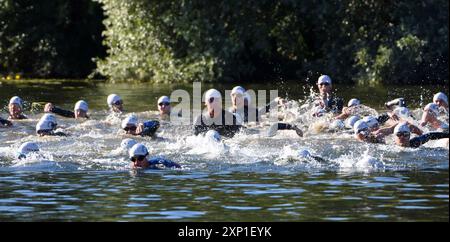 Herren Triathlon-Teilnehmer warten am Anfang des Schwimmens. Stockfoto