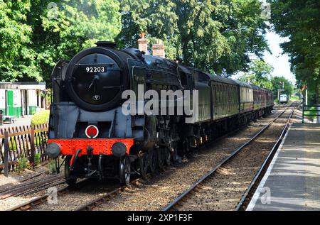 Vintage British Railways BR Standard Class 9F 2-10-0 Dampflokomotive „Black Prince“ am Bahnhof. Stockfoto