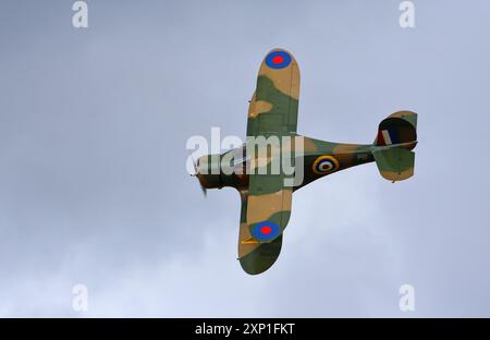 Vintage Beechcraft D17S Staggerwing Doppeldeckerflugzeug im Flug. Stockfoto