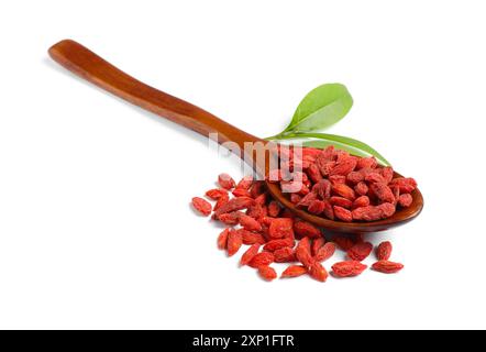 Getrocknete Goji-Beeren, Blatt und Löffel isoliert auf weiß Stockfoto