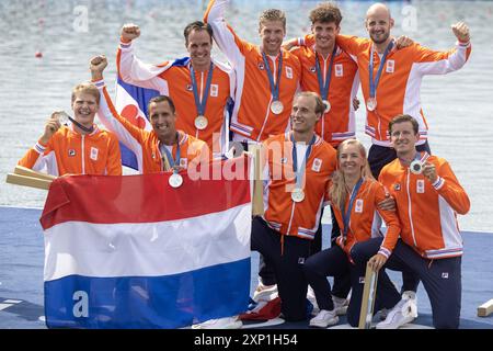 VAIRES-SUR-MARNE - Ruderer Gert-Jan van Doorn, Jacob van de Kerkhof, Jan van der bij, Mick Makker, Olav Molenaar, Ralf Rienks, Ruben Knab, Sander de Graaf und Coxswain Dieuwke Fetter von den Holland Acht feiern den Gewinn der Silbermedaille während der Zeremonie des M8+-Finales beim Olympischen Ruderturnier während der Olympischen Spiele in der französischen Hauptstadt. Die Niederlande landeten hinter Großbritannien (Gold) und vor den Vereinigten Staaten (Bronze). ANP IRIS VAN DEN BROEK Stockfoto