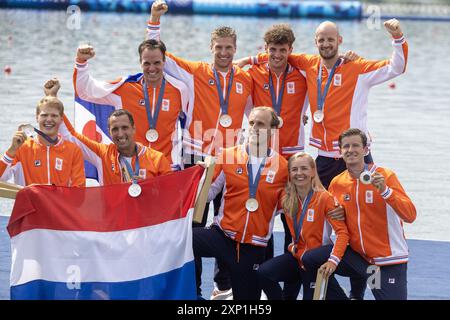 VAIRES-SUR-MARNE - Ruderer Gert-Jan van Doorn, Jacob van de Kerkhof, Jan van der bij, Mick Makker, Olav Molenaar, Ralf Rienks, Ruben Knab, Sander de Graaf und Coxswain Dieuwke Fetter von den Holland Acht feiern den Gewinn der Silbermedaille während der Zeremonie des M8+-Finales beim Olympischen Ruderturnier während der Olympischen Spiele in der französischen Hauptstadt. Die Niederlande landeten hinter Großbritannien (Gold) und vor den Vereinigten Staaten (Bronze). ANP IRIS VAN DEN BROEK Stockfoto