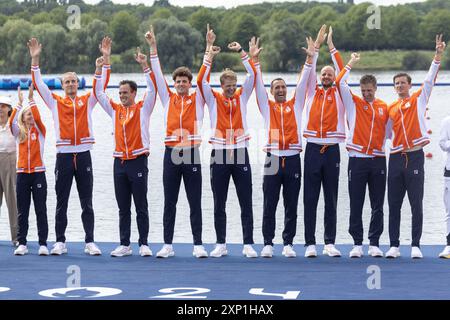 VAIRES-SUR-MARNE - Ruderer Gert-Jan van Doorn, Jacob van de Kerkhof, Jan van der bij, Mick Makker, Olav Molenaar, Ralf Rienks, Ruben Knab, Sander de Graaf und Coxswain Dieuwke Fetter von den Holland Acht feiern den Gewinn der Silbermedaille während der Zeremonie der letzten M8+ beim olympischen Ruderturnier während der Olympischen Spiele in der französischen Hauptstadt. Die Niederlande landeten hinter Großbritannien (Gold) und vor den Vereinigten Staaten (Bronze). ANP IRIS VAN DEN BROEK Stockfoto