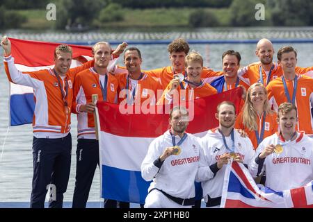 VAIRES-SUR-MARNE - Ruderer Gert-Jan van Doorn, Jacob van de Kerkhof, Jan van der bij, Mick Makker, Olav Molenaar, Ralf Rienks, Ruben Knab, Sander de Graaf und Coxswain Dieuwke Fetter von den Holland Acht feiern den Gewinn der Silbermedaille während der Zeremonie des M8+-Finales beim Olympischen Ruderturnier während der Olympischen Spiele in der französischen Hauptstadt. Die Niederlande landeten hinter Großbritannien (Gold) und vor den Vereinigten Staaten (Bronze). ANP IRIS VAN DEN BROEK Stockfoto