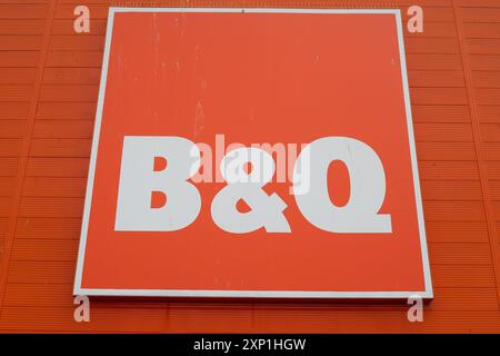 Slough, Berkshire, Großbritannien. Juni 2024. B&Q in Slough, Berkshire. Kredit: Maureen McLean/Alamy Stockfoto