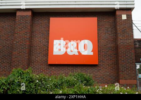 Slough, Berkshire, Großbritannien. Juni 2024. B&Q in Slough, Berkshire. Kredit: Maureen McLean/Alamy Stockfoto