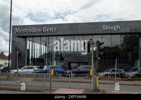 Slough, Berkshire, Großbritannien. Juni 2024. Der Mercedes-Benz Händler in Slough, Berkshire. Kredit: Maureen McLean/Alamy Stockfoto