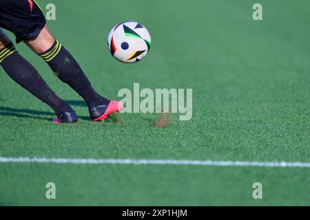 München, Deutschland. August 2024. Torhüter tritt den Ball im 3.Liga-Spiel TSV 1860 München - 1. FC Saarbrücken 0-1 im Stadion an der Gruenwalder Straße am 2. August 2024 in München. Saison 2024/2025, 3. Deutsche Fußballliga Fotograf: ddp Images/STAR-Images Credit: ddp Media GmbH/Alamy Live News Stockfoto