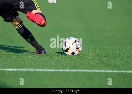 München, Deutschland. August 2024. Torhüter tritt den Ball im 3.Liga-Spiel TSV 1860 München - 1. FC Saarbrücken 0-1 im Stadion an der Gruenwalder Straße am 2. August 2024 in München. Saison 2024/2025, 3. Deutsche Fußballliga Fotograf: ddp Images/STAR-Images Credit: ddp Media GmbH/Alamy Live News Stockfoto