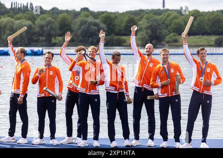 VAIRES-SUR-MARNE - Ruderer Gert-Jan van Doorn, Jacob van de Kerkhof, Jan van der bij, Mick Makker, Olav Molenaar, Ralf Rienks, Ruben Knab, Sander de Graaf und Coxswain Dieuwke Fetter von den Holland Acht feiern den Gewinn der Silbermedaille während der Zeremonie der letzten M8+ beim olympischen Ruderturnier während der Olympischen Spiele in der französischen Hauptstadt. Die Niederlande landeten hinter Großbritannien (Gold) und vor den Vereinigten Staaten (Bronze). ANP IRIS VAN DEN BROEK Stockfoto