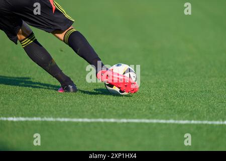 München, Deutschland. August 2024. Torhüter tritt den Ball im 3.Liga-Spiel TSV 1860 München - 1. FC Saarbrücken 0-1 im Stadion an der Gruenwalder Straße am 2. August 2024 in München. Saison 2024/2025, 3. Deutsche Fußballliga Fotograf: ddp Images/STAR-Images Credit: ddp Media GmbH/Alamy Live News Stockfoto