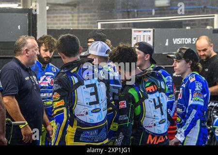 Als der Regen das Rennen unterbrach, hielten die Oxford Chargers am Freitag, den 2. August 2024, ein Team-Treffen während des WSRA National Development League-Spiels zwischen Belle Vue Colts und Oxford Chargers im National Speedway Stadium in Manchester ab. (Foto: Ian Charles | MI News) Credit: MI News & Sport /Alamy Live News Stockfoto