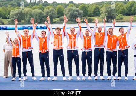 PARIS, FRANKREICH - 3. AUGUST: Ralf Rienks (Niederlande), Olav Molenaar (Niederlande), Sander de Graaf (Niederlande), Ruben Knab (Niederlande), Gertjan van Doorn (Niederlande), Jacob van de Kerkhof (Niederlande), Jan van der bij (Niederlande), Mick Makker aus den Niederlanden, Dieuwke Fetter aus den Niederlanden während der Podiumseremonie, nachdem er am 3. August 2024 in Paris am 8. Rudertag - Olympische Spiele Paris 2024 im Nautikstadion Vaires-Sur-Marne teilgenommen hatte. (Foto: Joris Verwijst/BSR Agency) Stockfoto