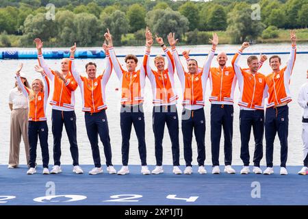 PARIS, FRANKREICH - 3. AUGUST: Ralf Rienks (Niederlande), Olav Molenaar (Niederlande), Sander de Graaf (Niederlande), Ruben Knab (Niederlande), Gertjan van Doorn (Niederlande), Jacob van de Kerkhof (Niederlande), Jan van der bij (Niederlande), Mick Makker aus den Niederlanden, Dieuwke Fetter aus den Niederlanden während der Podiumseremonie, nachdem er am 3. August 2024 in Paris am 8. Rudertag - Olympische Spiele Paris 2024 im Nautikstadion Vaires-Sur-Marne teilgenommen hatte. (Foto: Joris Verwijst/BSR Agency) Stockfoto