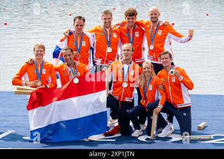 PARIS, FRANKREICH - 3. AUGUST: Ralf Rienks (Niederlande), Olav Molenaar (Niederlande), Sander de Graaf (Niederlande), Ruben Knab (Niederlande), Gertjan van Doorn (Niederlande), Jacob van de Kerkhof (Niederlande), Jan van der bij (Niederlande), Mick Makker aus den Niederlanden, Dieuwke Fetter aus den Niederlanden während der Podiumseremonie, nachdem er am 3. August 2024 in Paris am 8. Rudertag - Olympische Spiele Paris 2024 im Nautikstadion Vaires-Sur-Marne teilgenommen hatte. (Foto: Joris Verwijst/BSR Agency) Stockfoto