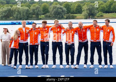 PARIS, FRANKREICH - 3. AUGUST: Ralf Rienks (Niederlande), Olav Molenaar (Niederlande), Sander de Graaf (Niederlande), Ruben Knab (Niederlande), Gertjan van Doorn (Niederlande), Jacob van de Kerkhof (Niederlande), Jan van der bij (Niederlande), Mick Makker aus den Niederlanden, Dieuwke Fetter aus den Niederlanden während der Podiumseremonie, nachdem er am 3. August 2024 in Paris am 8. Rudertag - Olympische Spiele Paris 2024 im Nautikstadion Vaires-Sur-Marne teilgenommen hatte. (Foto: Joris Verwijst/BSR Agency) Stockfoto